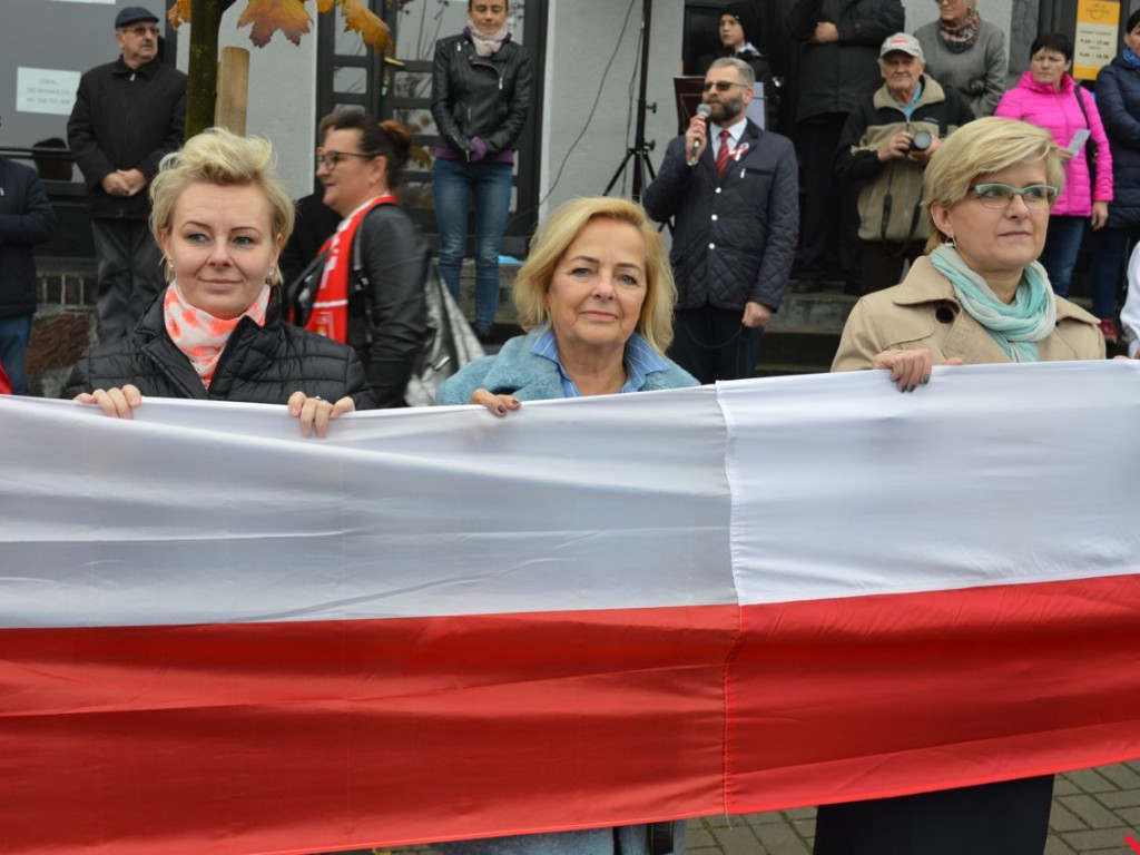 Miłosław wielką flagą rozpoczął świętowanie odzyskania niepodległości