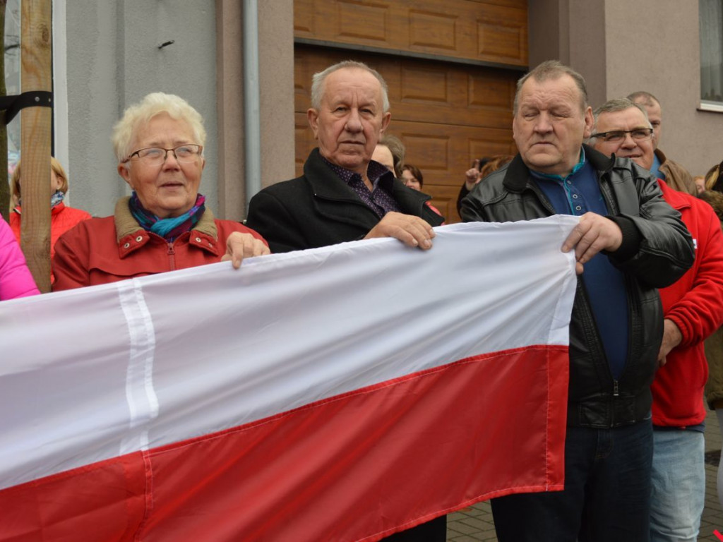 Miłosław wielką flagą rozpoczął świętowanie odzyskania niepodległości