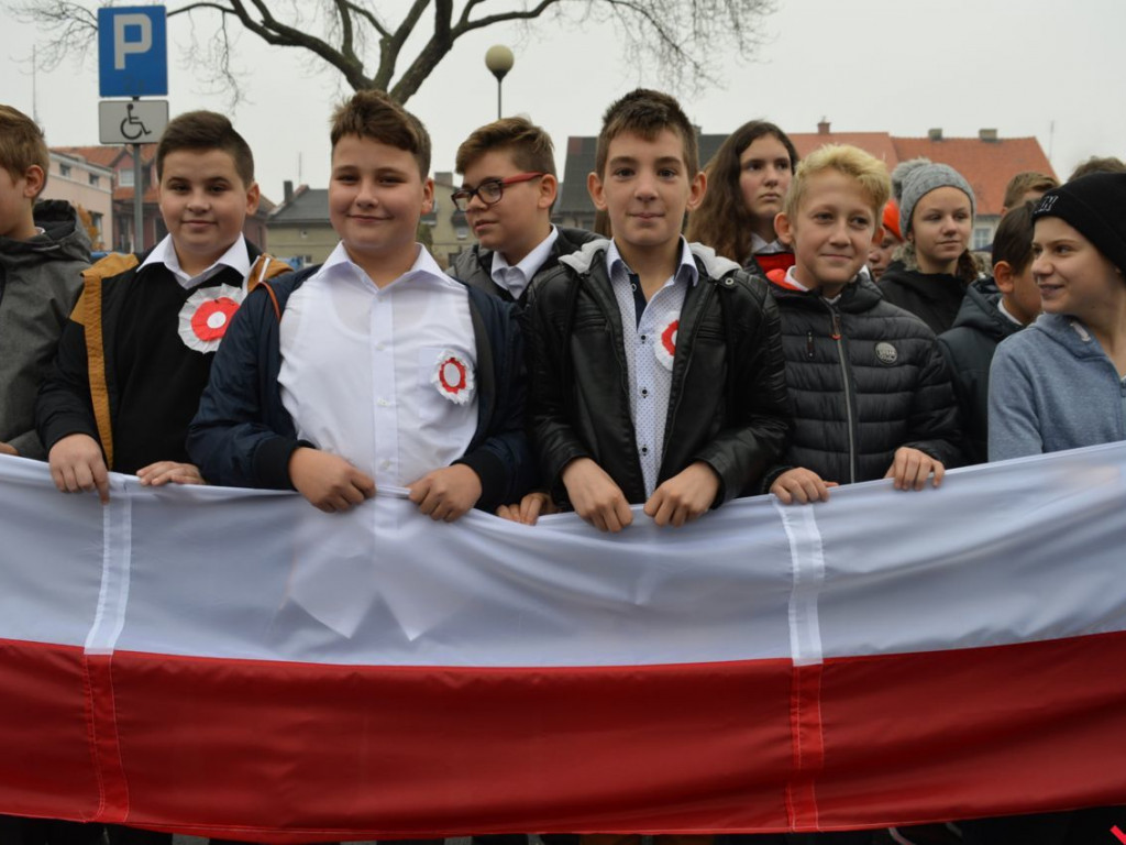 Miłosław wielką flagą rozpoczął świętowanie odzyskania niepodległości