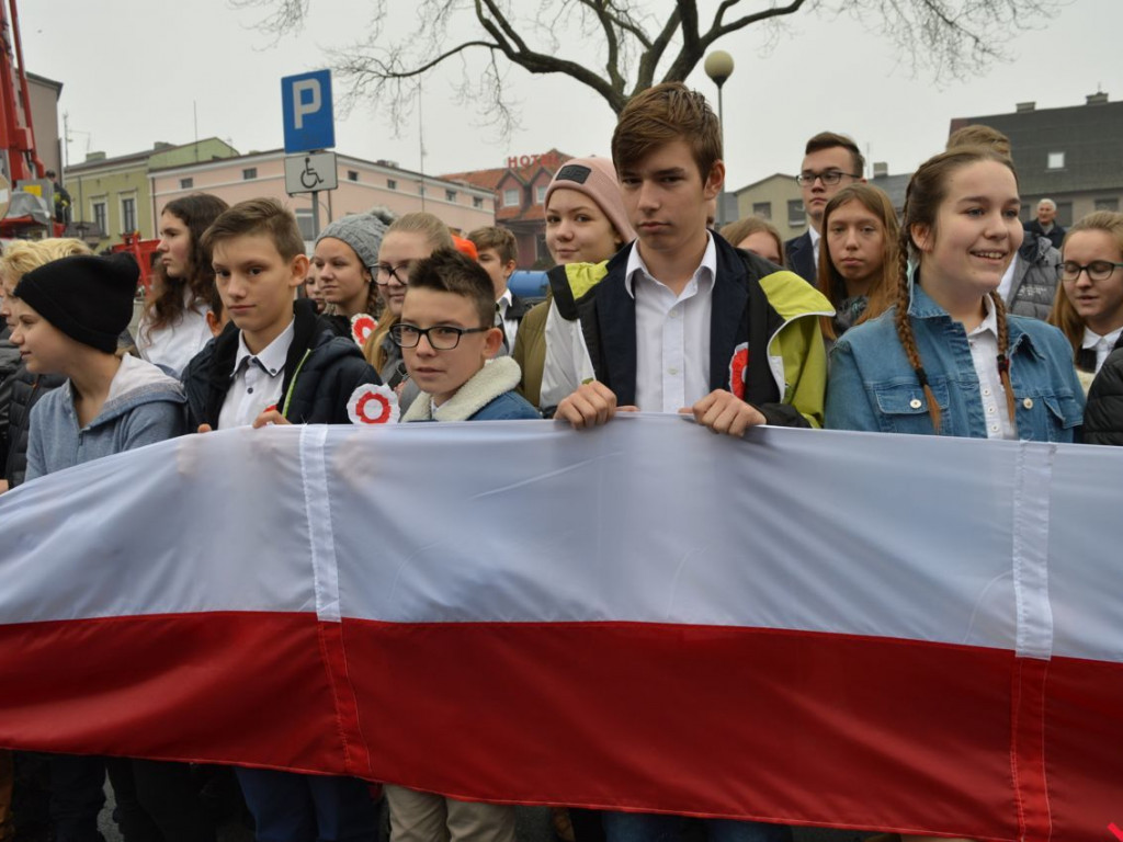 Miłosław wielką flagą rozpoczął świętowanie odzyskania niepodległości