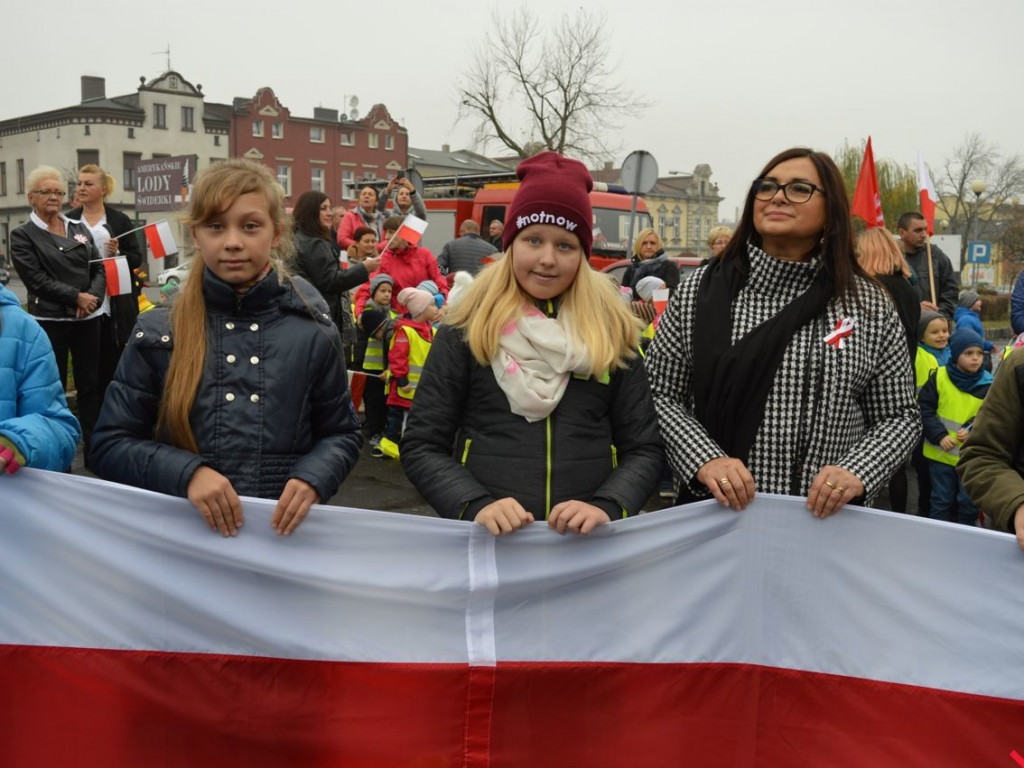 Miłosław wielką flagą rozpoczął świętowanie odzyskania niepodległości