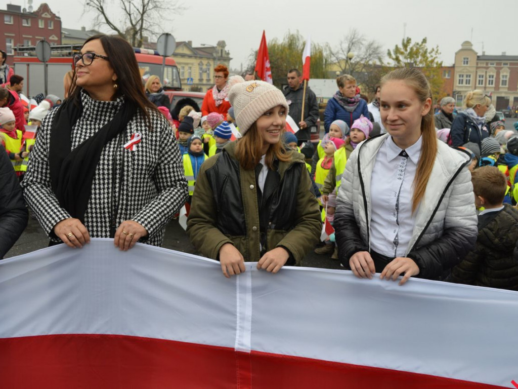 Miłosław wielką flagą rozpoczął świętowanie odzyskania niepodległości