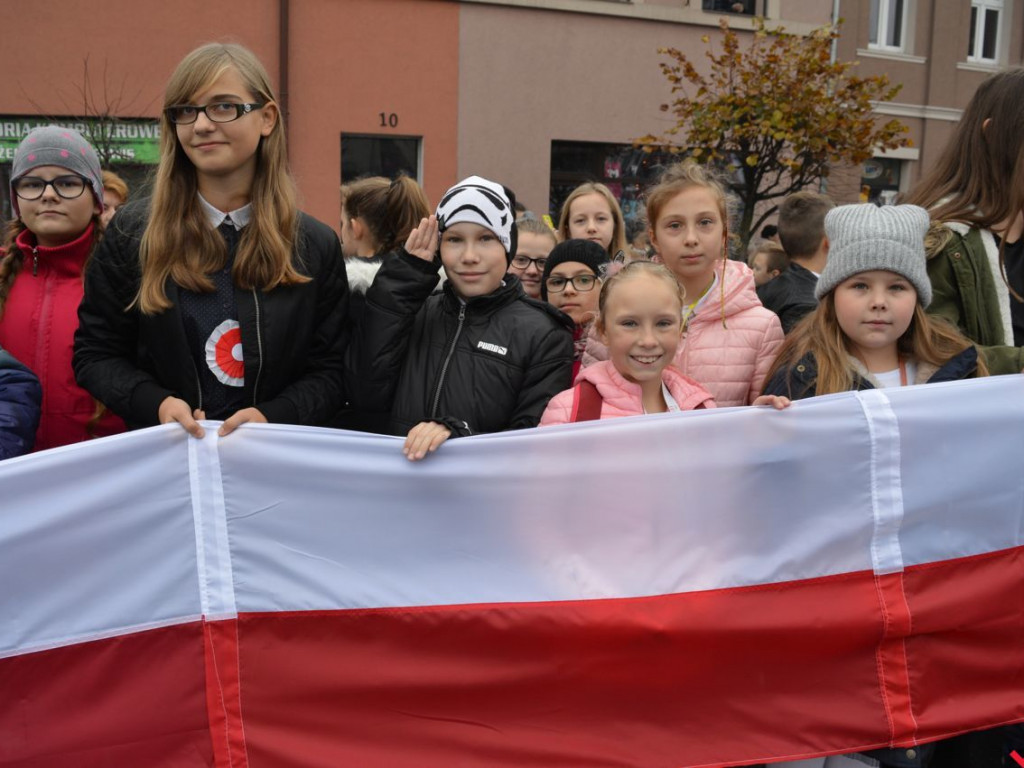 Miłosław wielką flagą rozpoczął świętowanie odzyskania niepodległości