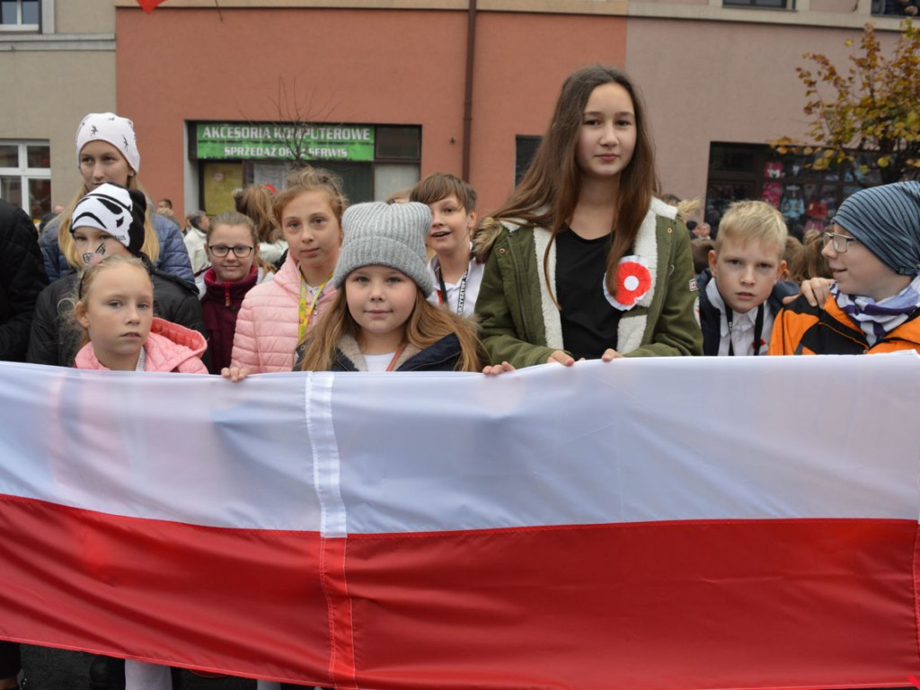 Miłosław wielką flagą rozpoczął świętowanie odzyskania niepodległości