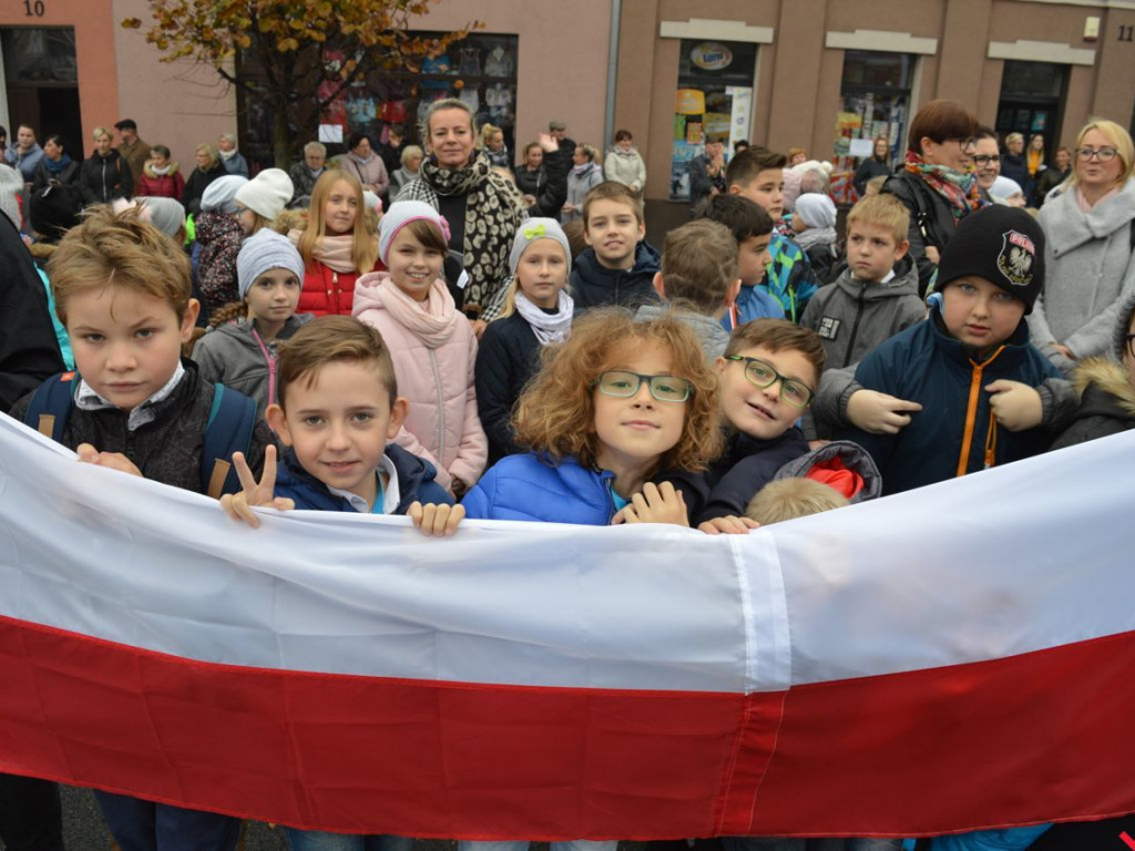 Miłosław wielką flagą rozpoczął świętowanie odzyskania niepodległości