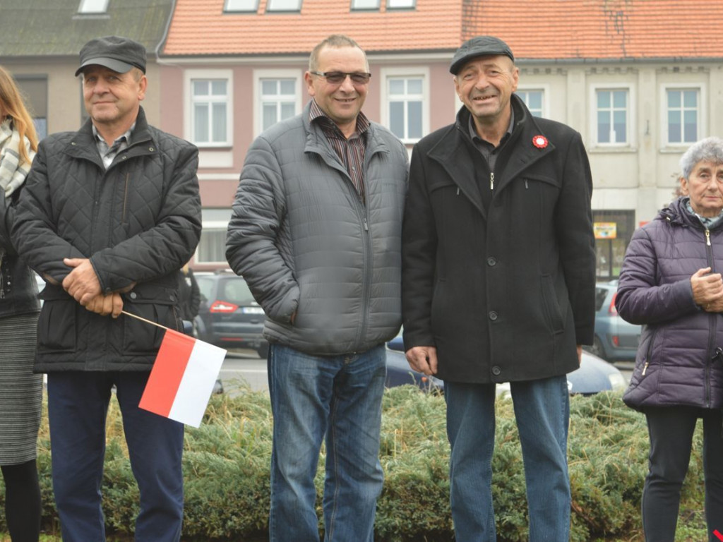 Miłosław wielką flagą rozpoczął świętowanie odzyskania niepodległości