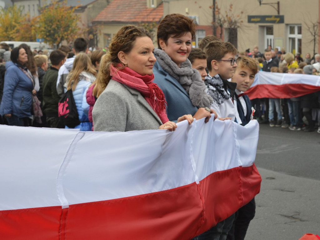 Miłosław wielką flagą rozpoczął świętowanie odzyskania niepodległości