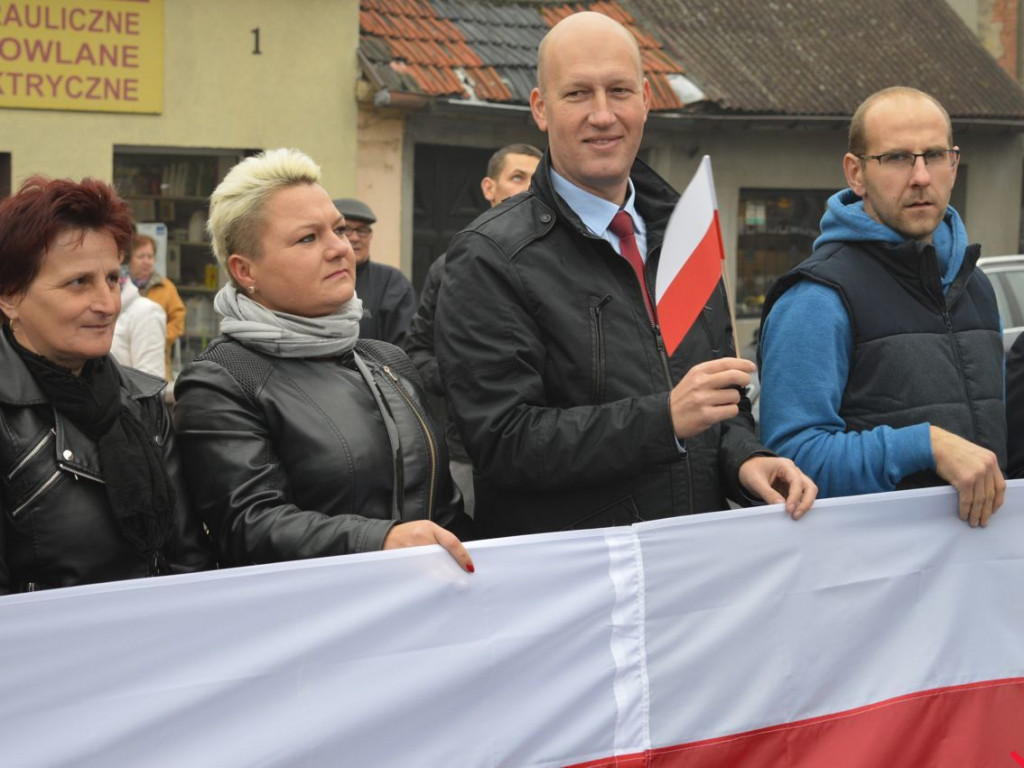 Miłosław wielką flagą rozpoczął świętowanie odzyskania niepodległości