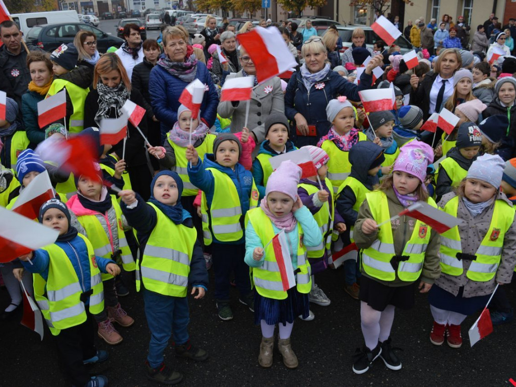 Miłosław wielką flagą rozpoczął świętowanie odzyskania niepodległości