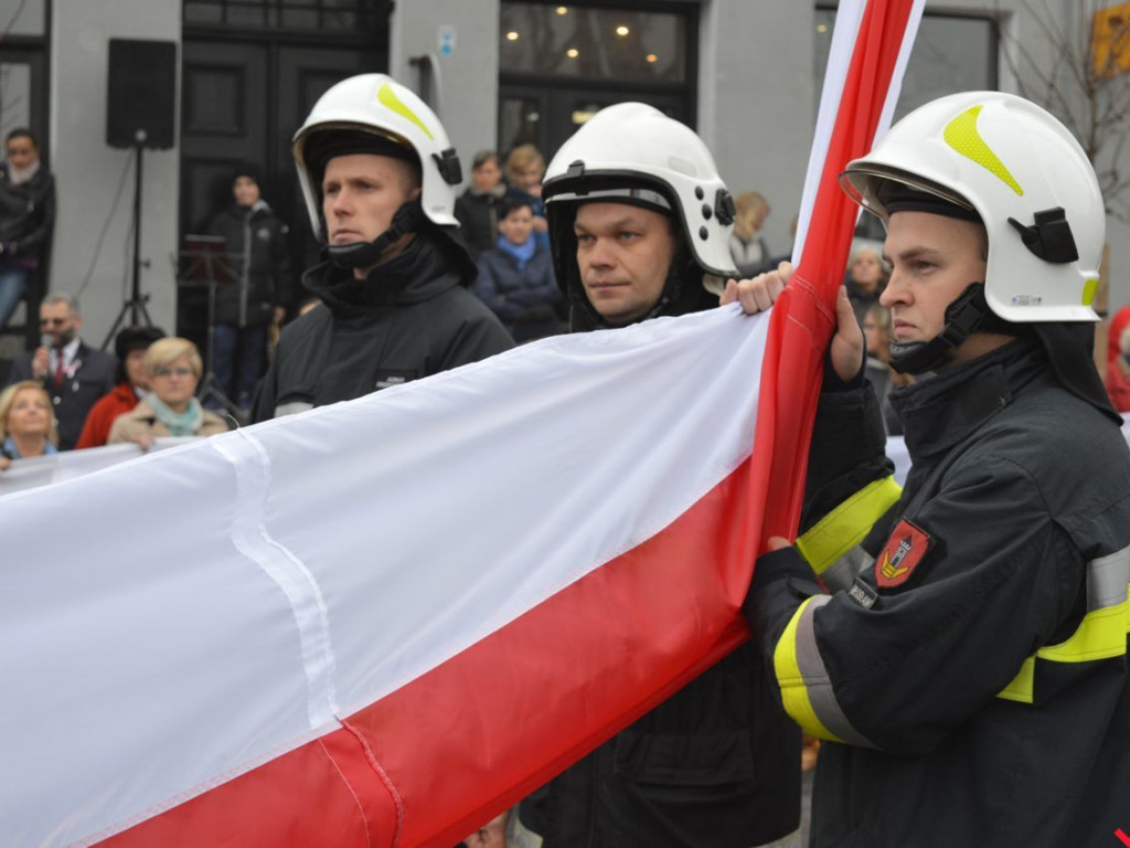 Miłosław wielką flagą rozpoczął świętowanie odzyskania niepodległości