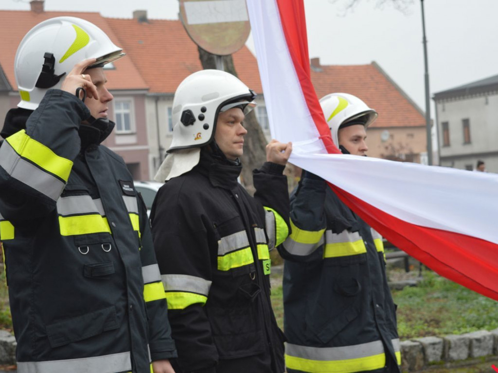 Miłosław wielką flagą rozpoczął świętowanie odzyskania niepodległości