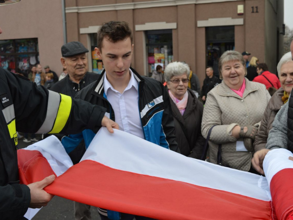 Miłosław wielką flagą rozpoczął świętowanie odzyskania niepodległości