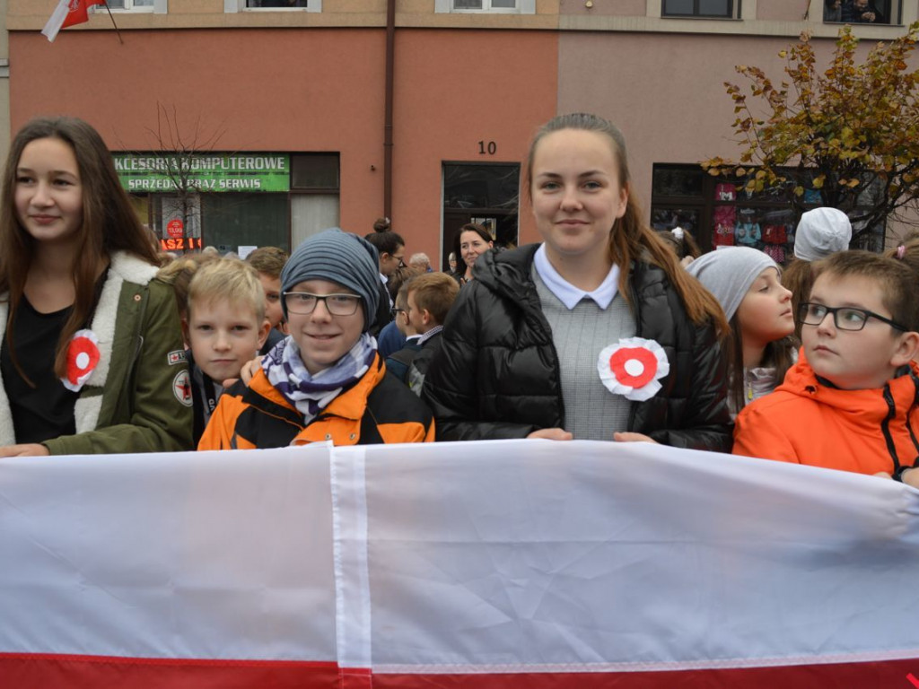 Miłosław wielką flagą rozpoczął świętowanie odzyskania niepodległości