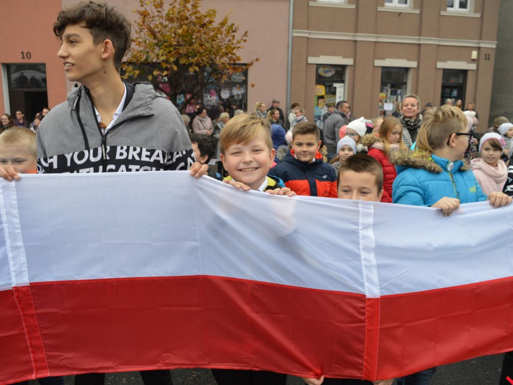 Miłosław wielką flagą rozpoczął świętowanie odzyskania niepodległości