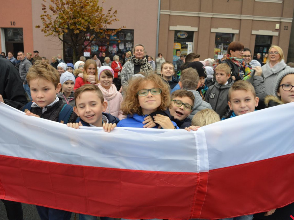 Miłosław wielką flagą rozpoczął świętowanie odzyskania niepodległości