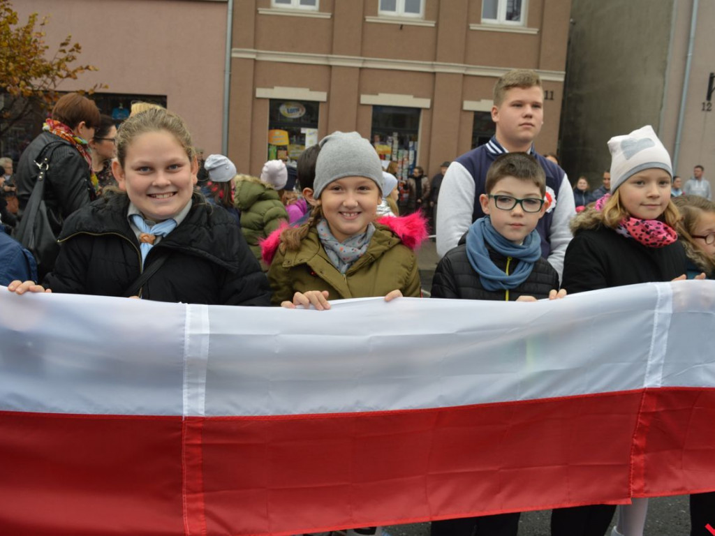 Miłosław wielką flagą rozpoczął świętowanie odzyskania niepodległości