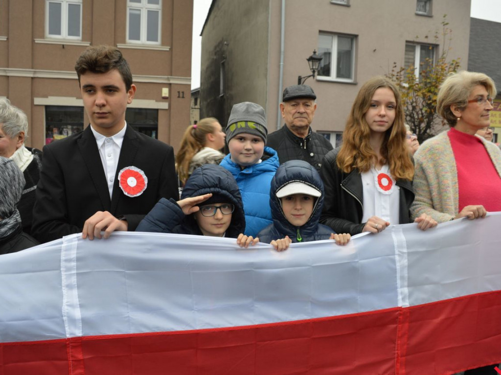 Miłosław wielką flagą rozpoczął świętowanie odzyskania niepodległości