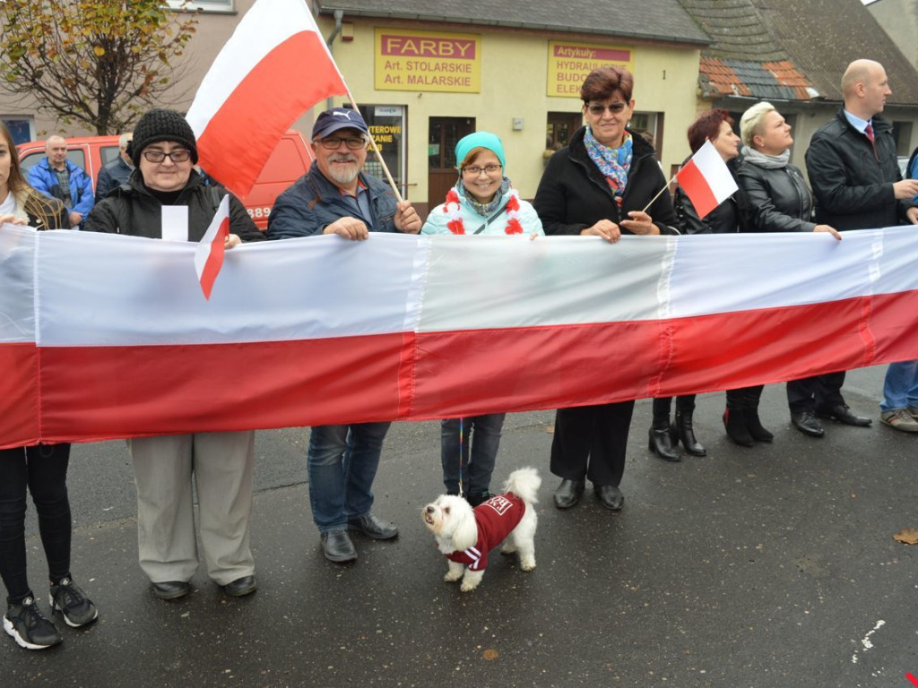 Miłosław wielką flagą rozpoczął świętowanie odzyskania niepodległości