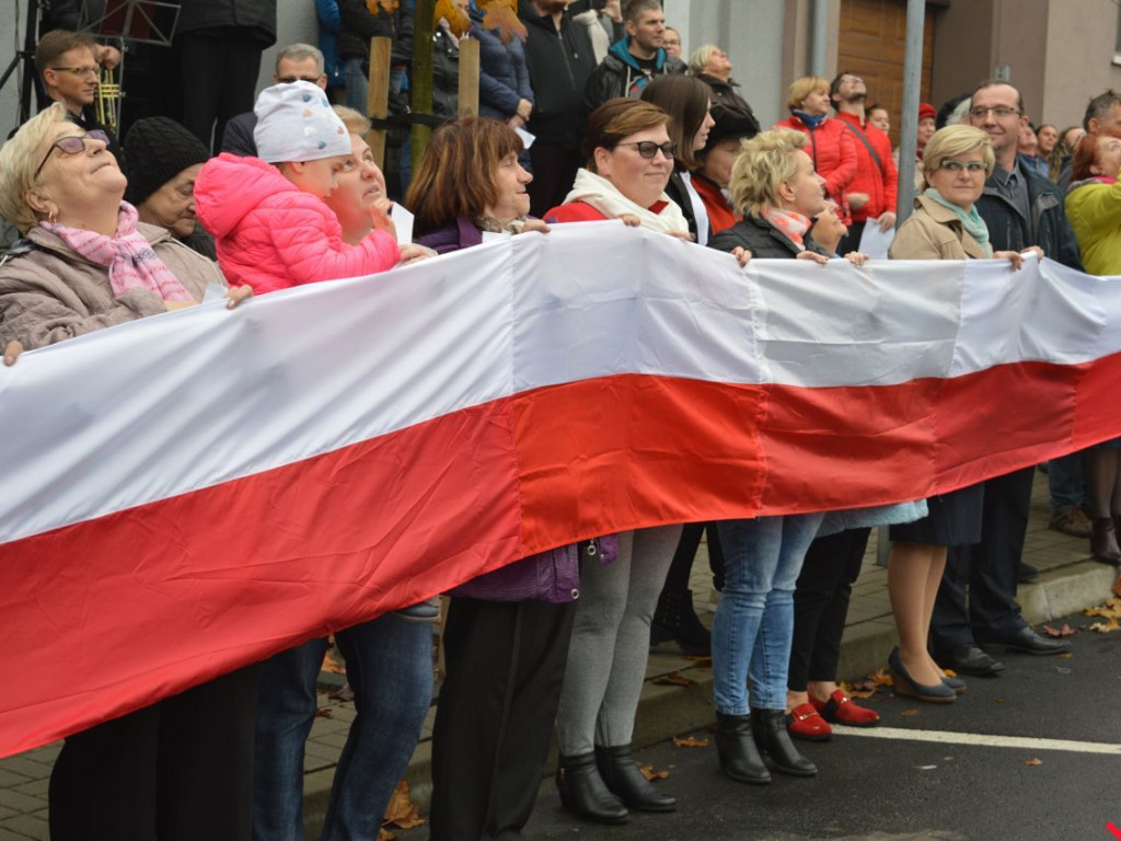 Miłosław wielką flagą rozpoczął świętowanie odzyskania niepodległości