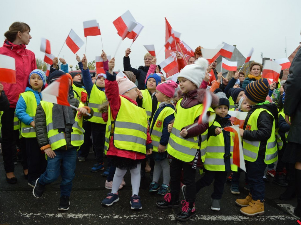 Miłosław wielką flagą rozpoczął świętowanie odzyskania niepodległości