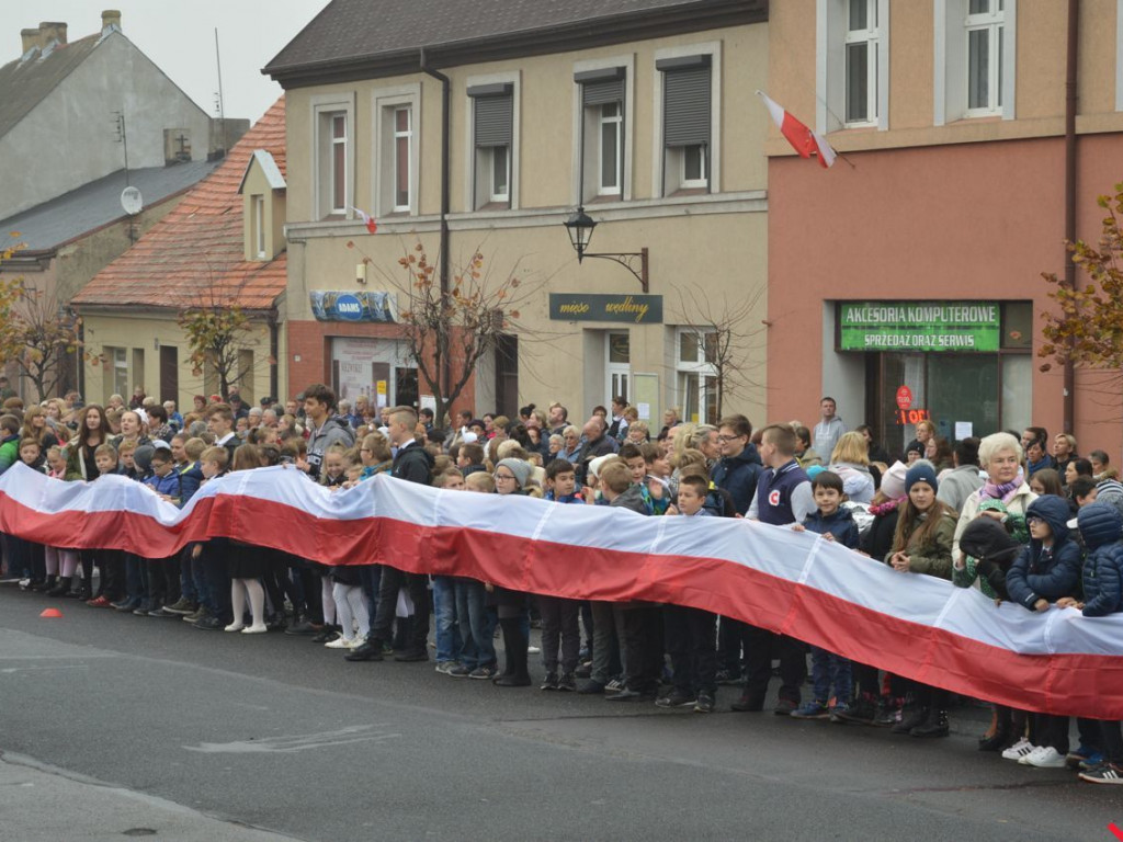 Miłosław wielką flagą rozpoczął świętowanie odzyskania niepodległości