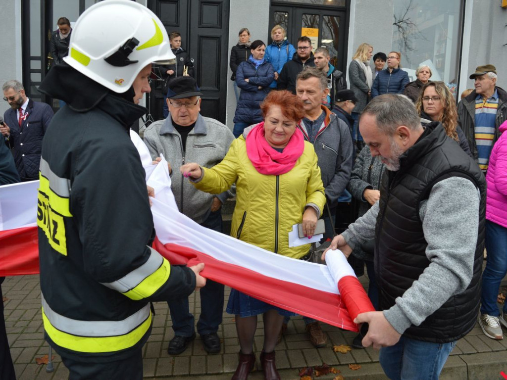 Miłosław wielką flagą rozpoczął świętowanie odzyskania niepodległości