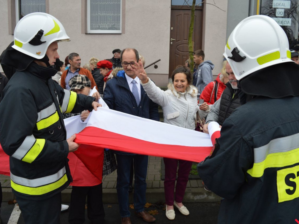 Miłosław wielką flagą rozpoczął świętowanie odzyskania niepodległości