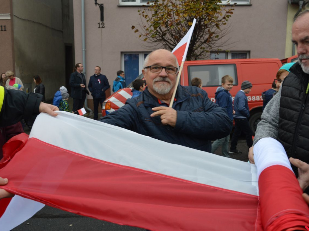 Miłosław wielką flagą rozpoczął świętowanie odzyskania niepodległości