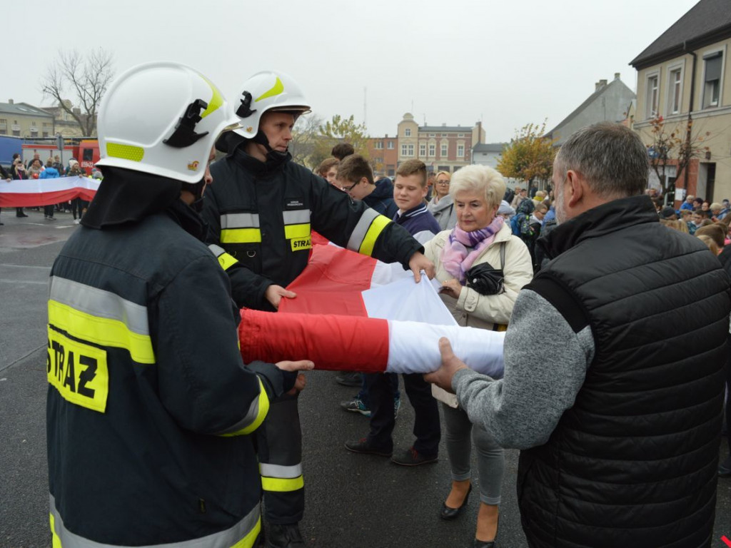 Miłosław wielką flagą rozpoczął świętowanie odzyskania niepodległości