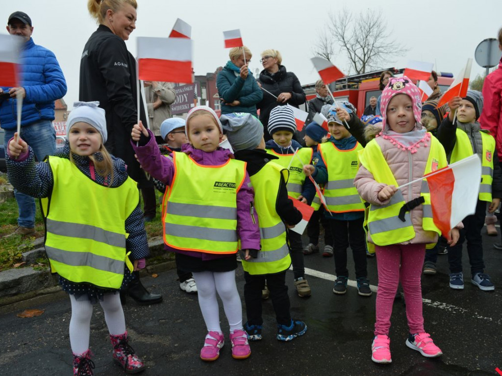 Miłosław wielką flagą rozpoczął świętowanie odzyskania niepodległości