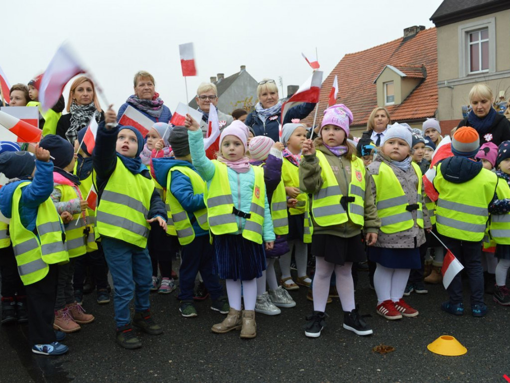 Miłosław wielką flagą rozpoczął świętowanie odzyskania niepodległości