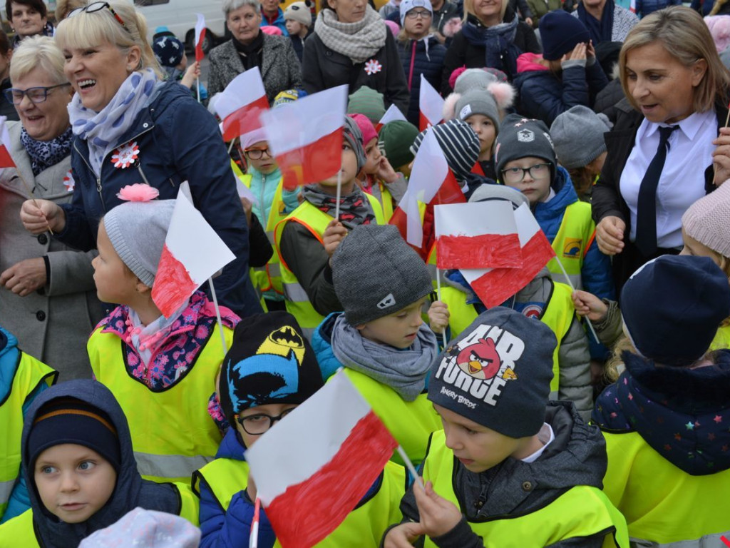 Miłosław wielką flagą rozpoczął świętowanie odzyskania niepodległości