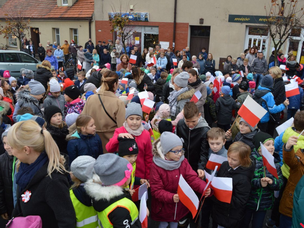 Miłosław wielką flagą rozpoczął świętowanie odzyskania niepodległości