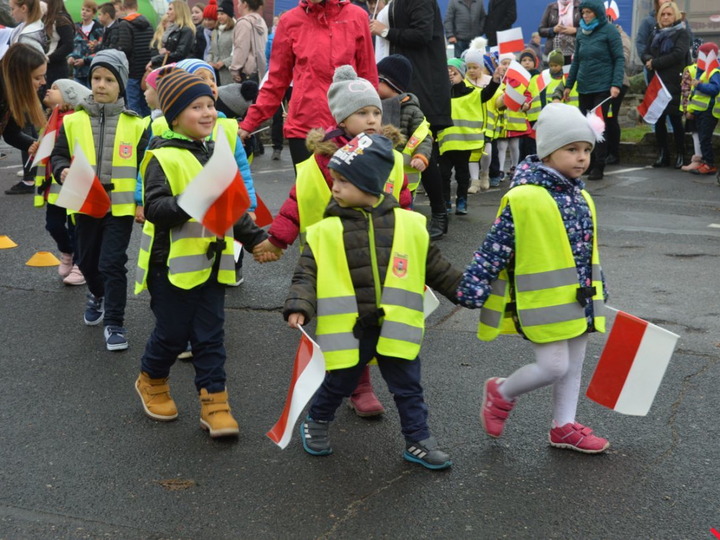 Miłosław wielką flagą rozpoczął świętowanie odzyskania niepodległości