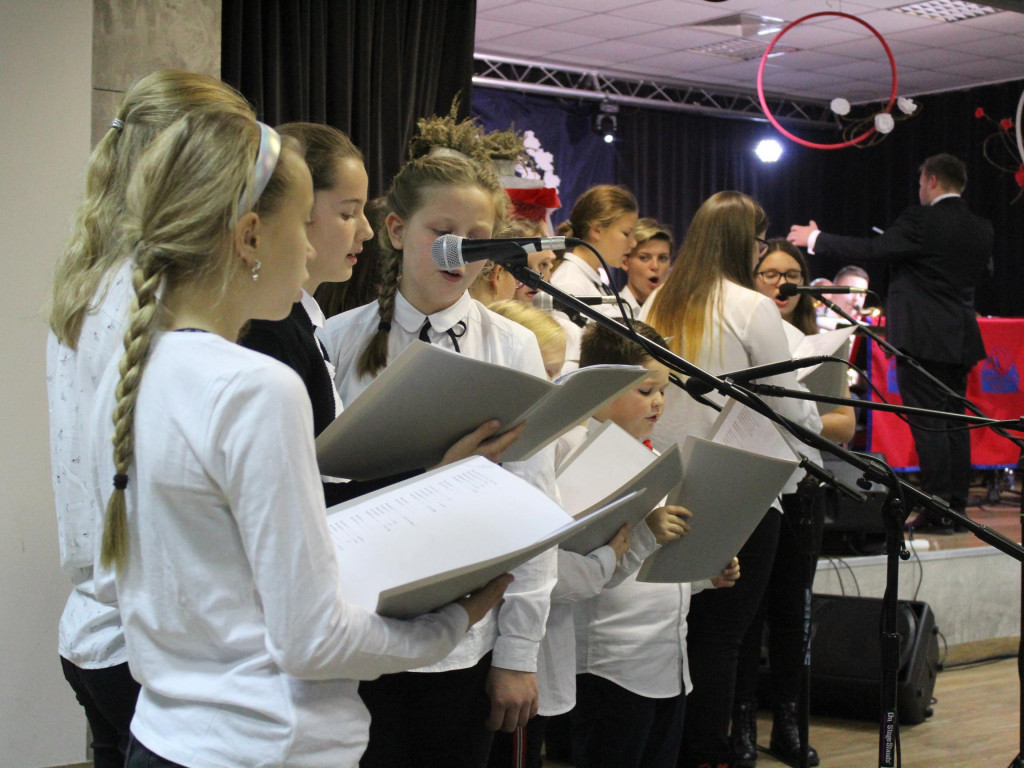 Patriotyczne pieśni przy akompaniamencie nekielskiej orkiestry