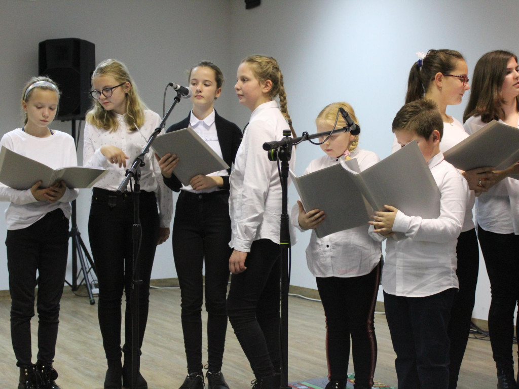 Patriotyczne pieśni przy akompaniamencie nekielskiej orkiestry