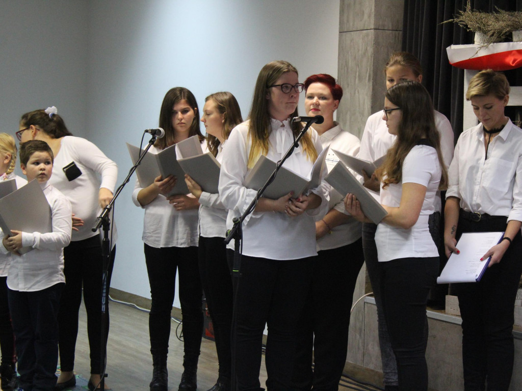 Patriotyczne pieśni przy akompaniamencie nekielskiej orkiestry