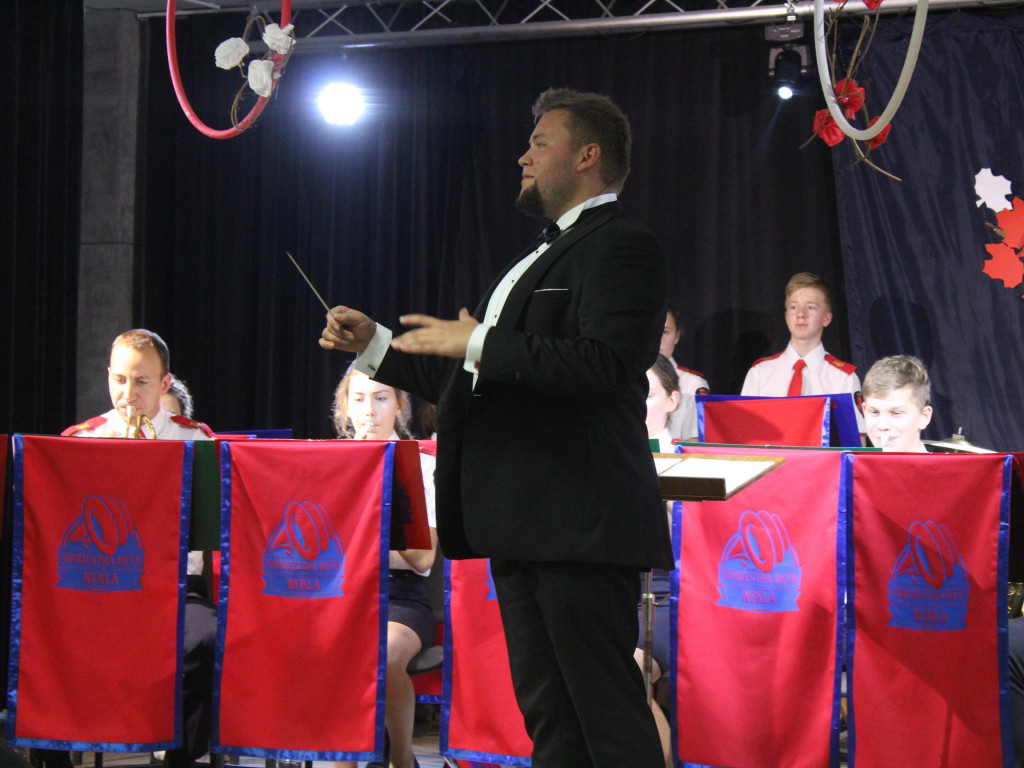 Patriotyczne pieśni przy akompaniamencie nekielskiej orkiestry