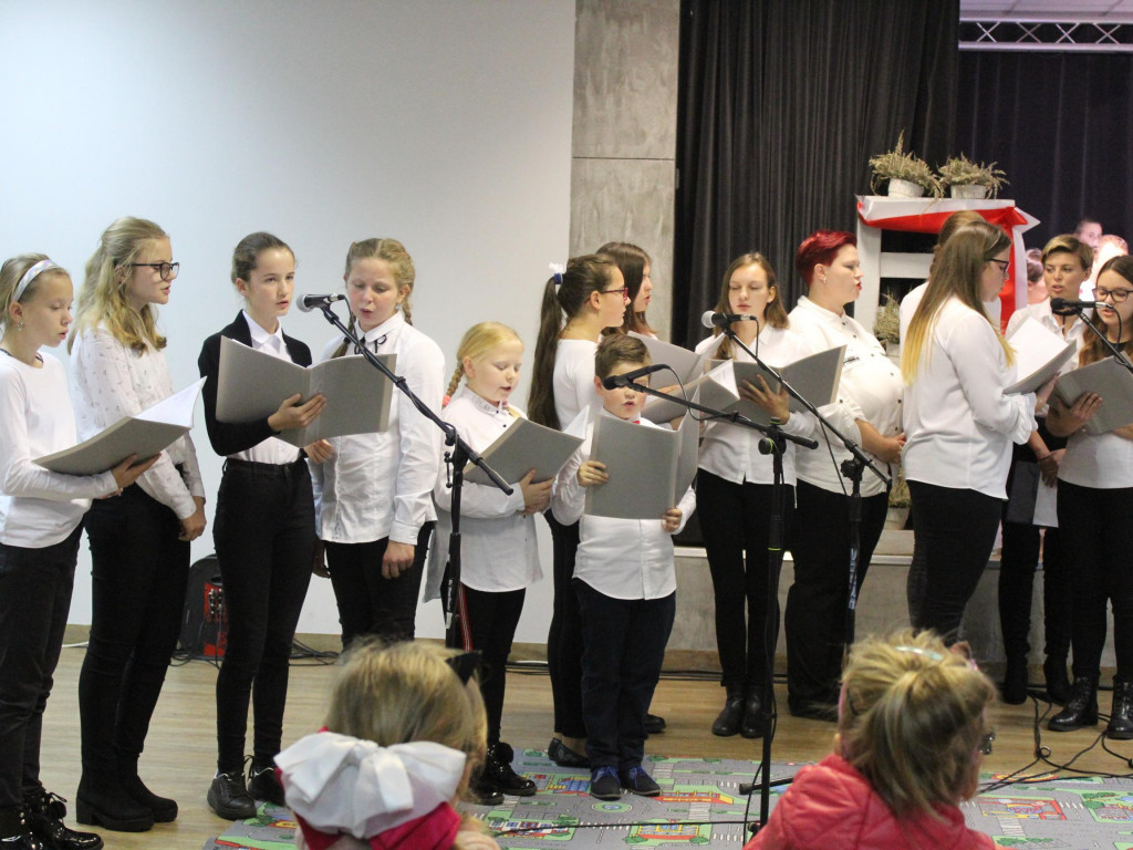 Patriotyczne pieśni przy akompaniamencie nekielskiej orkiestry