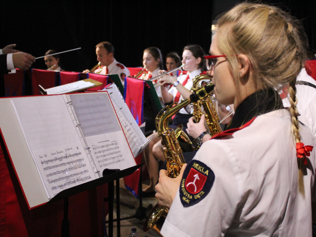 Patriotyczne pieśni przy akompaniamencie nekielskiej orkiestry