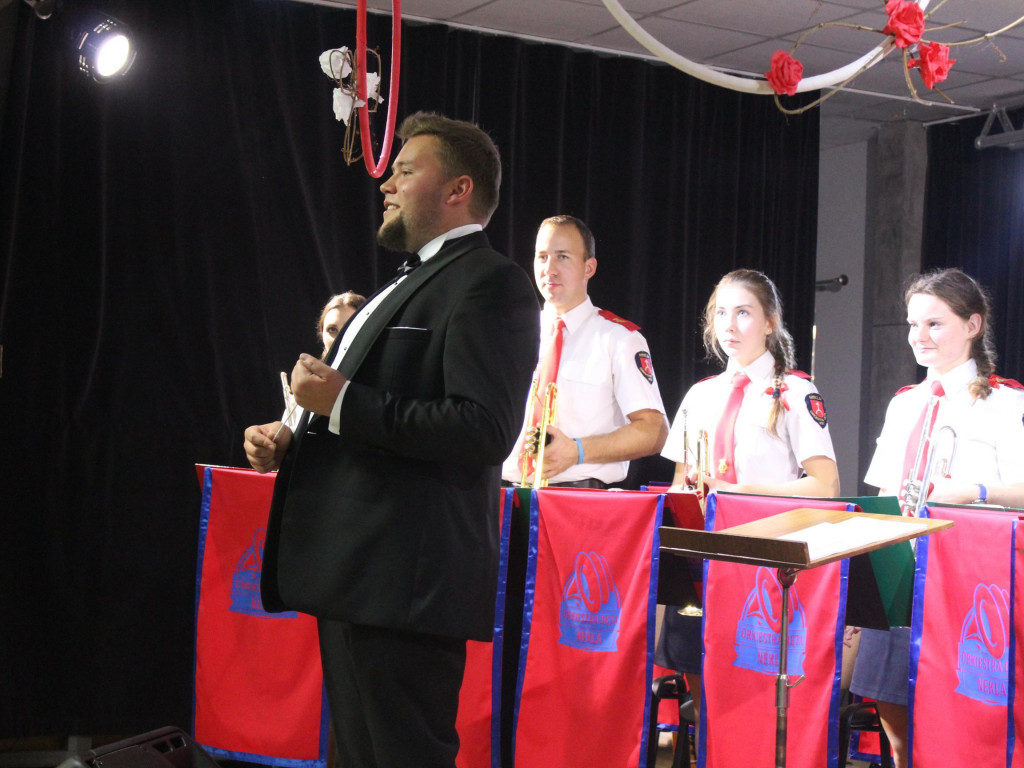 Patriotyczne pieśni przy akompaniamencie nekielskiej orkiestry