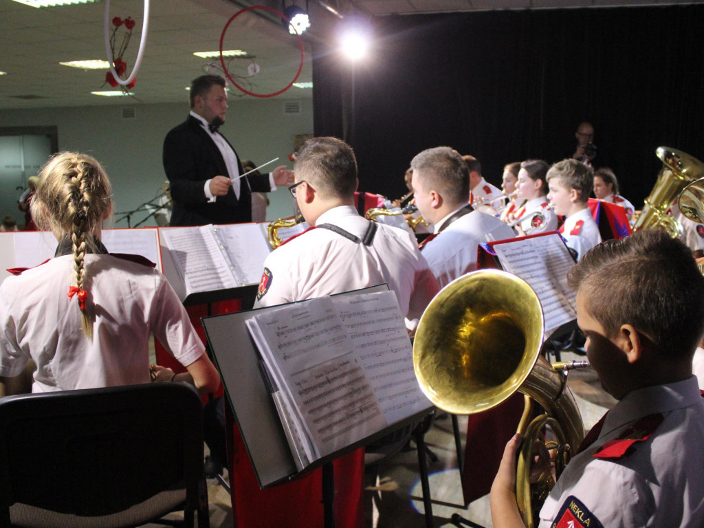 Patriotyczne pieśni przy akompaniamencie nekielskiej orkiestry