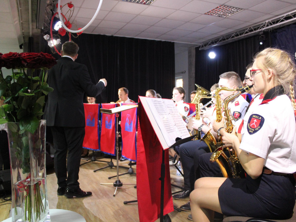 Patriotyczne pieśni przy akompaniamencie nekielskiej orkiestry