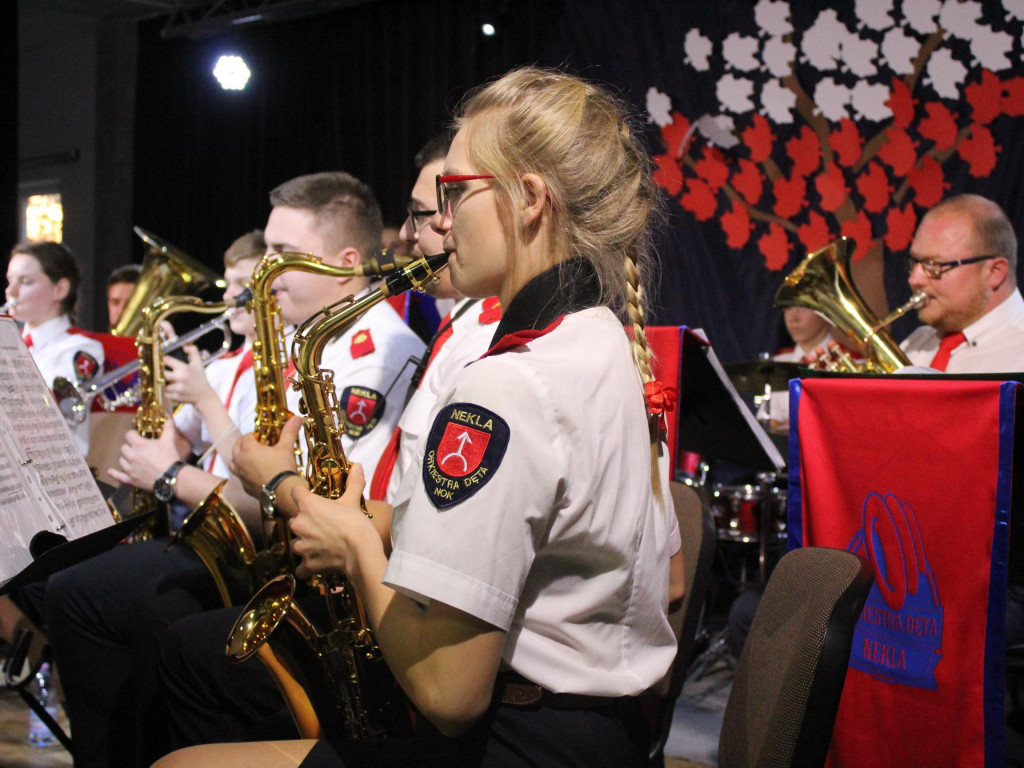 Patriotyczne pieśni przy akompaniamencie nekielskiej orkiestry