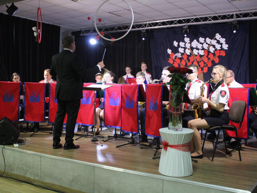 Patriotyczne pieśni przy akompaniamencie nekielskiej orkiestry