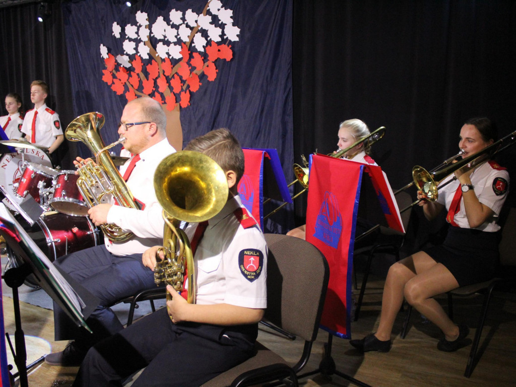 Patriotyczne pieśni przy akompaniamencie nekielskiej orkiestry