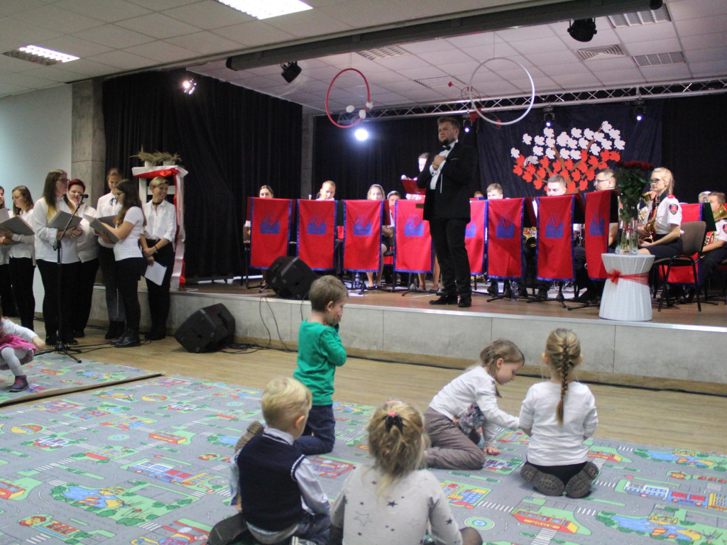 Patriotyczne pieśni przy akompaniamencie nekielskiej orkiestry