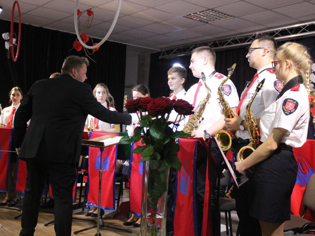 Patriotyczne pieśni przy akompaniamencie nekielskiej orkiestry