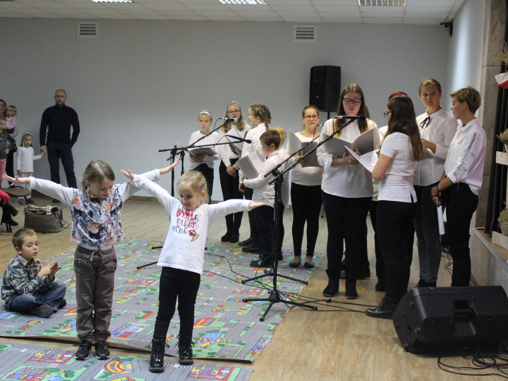 Patriotyczne pieśni przy akompaniamencie nekielskiej orkiestry