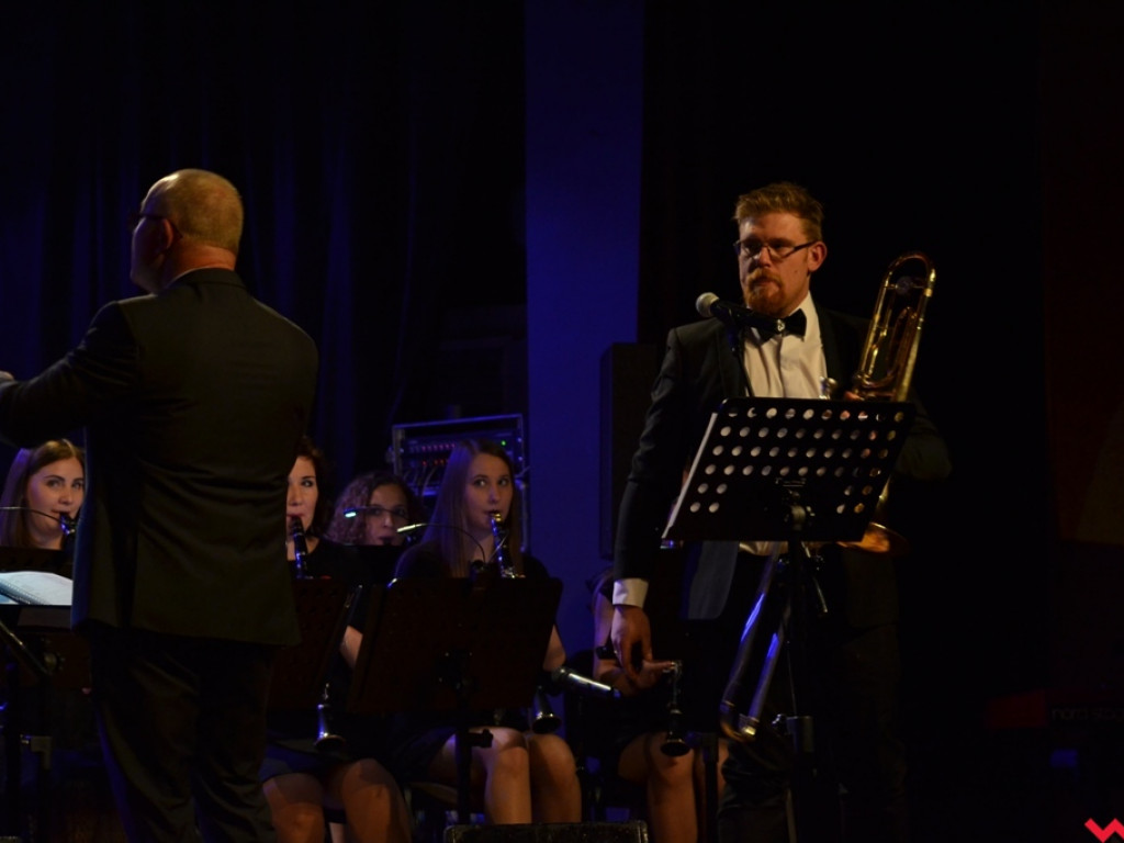 Z Wrzesińską Orkiestrą Dętą nie liczy się godzin i lat. Rozgrzewający jesienny koncert